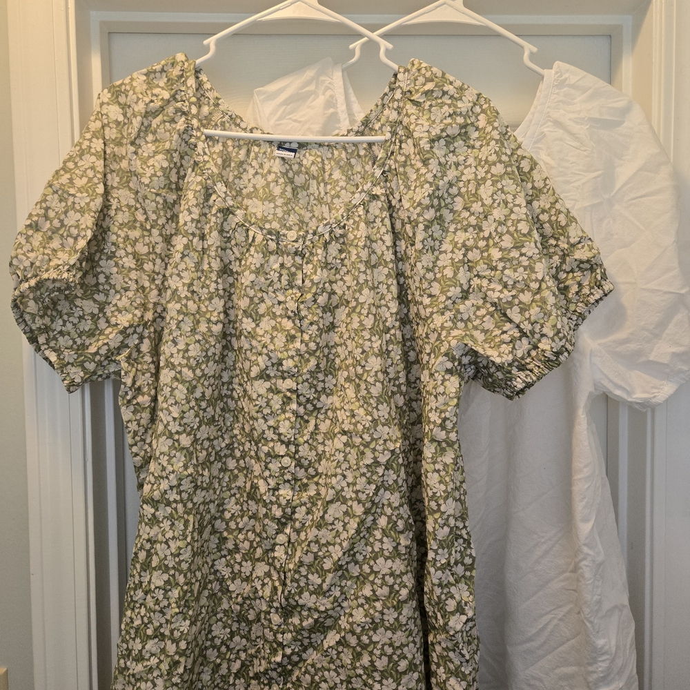 Old Navy Green and White Floral Maternity Peasant Top Size XL Set Of 2